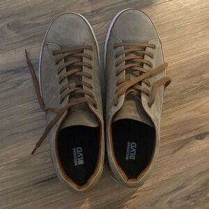 Mens Wolverine brown shoes size 10 used